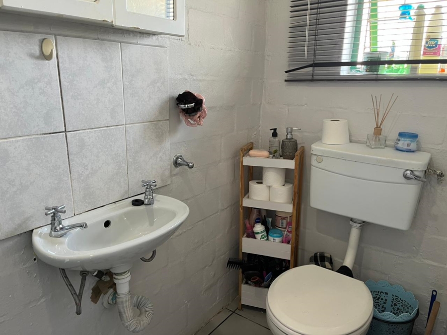 To Let 1 Bedroom Property for Rent in Table View Western Cape